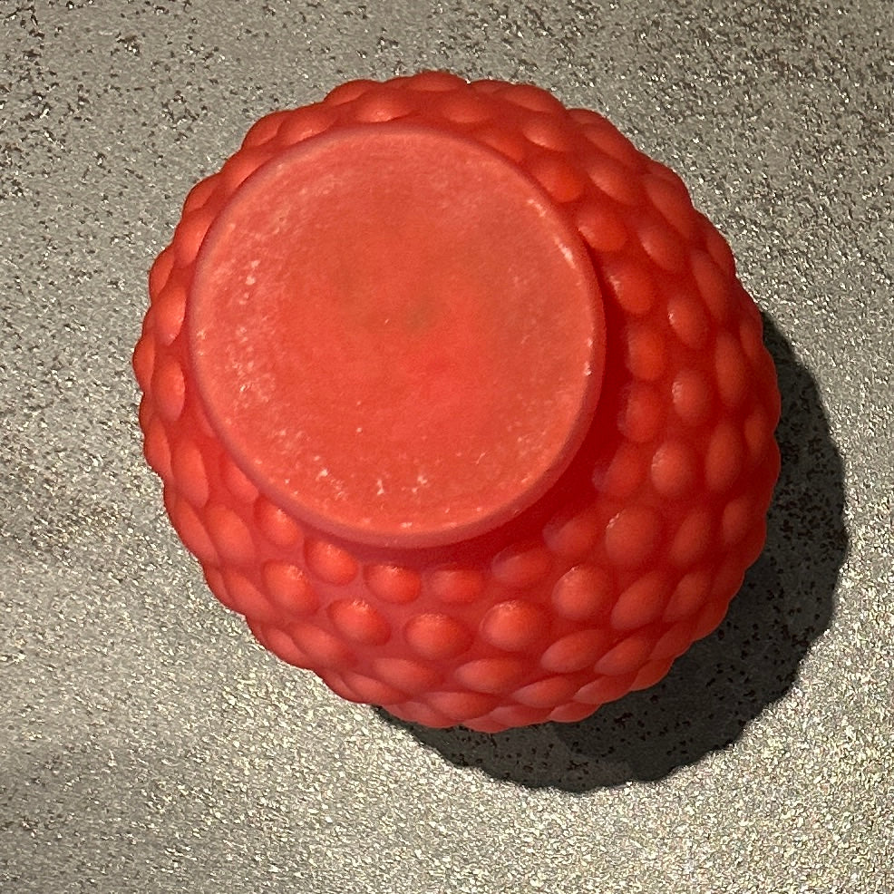 Petit vase boule Art Déco en verre teinté rouge - orangé – Décor en bas-relief