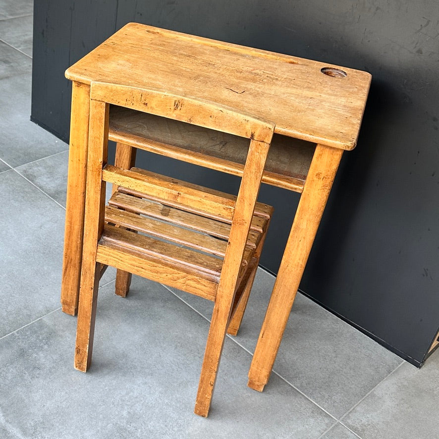 Bureau d’écolier en bois massif - Milieu XXème Siècle - Chaise Indépendante