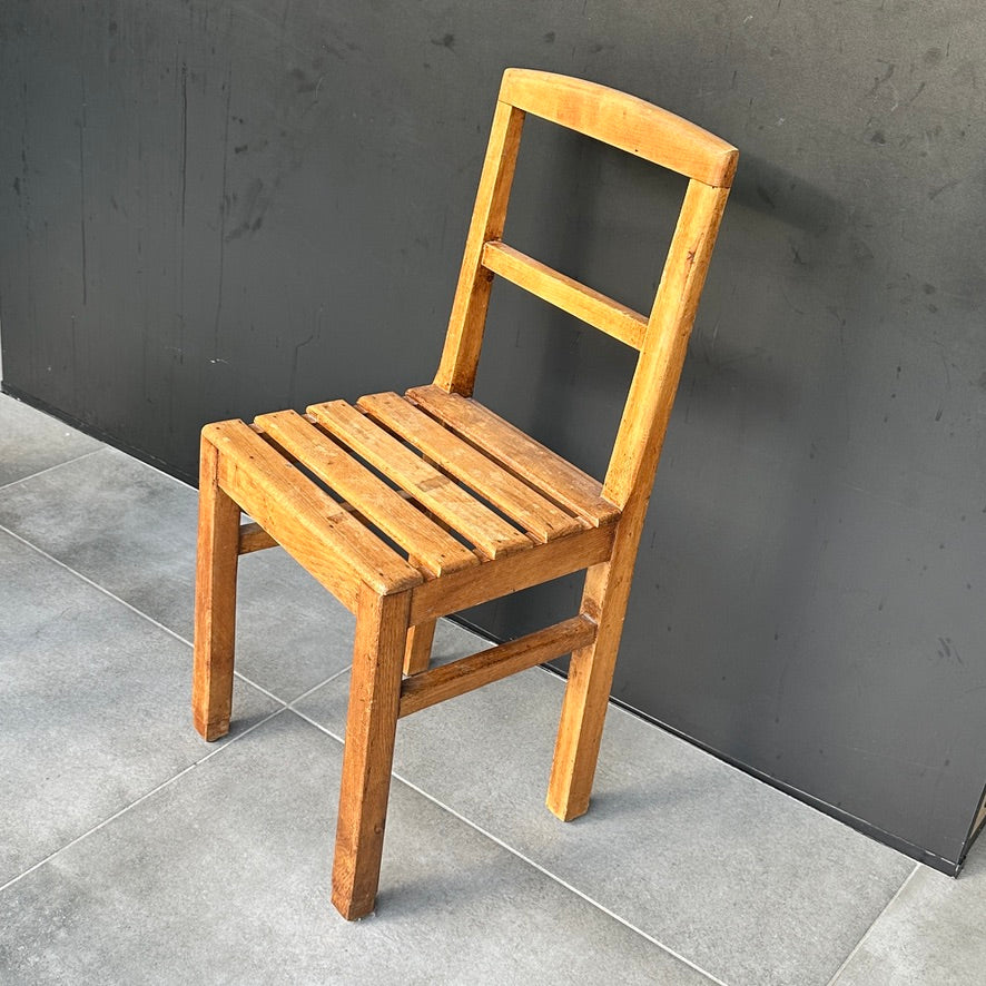 Bureau d’écolier en bois massif - Milieu XXème Siècle - Chaise Indépendante