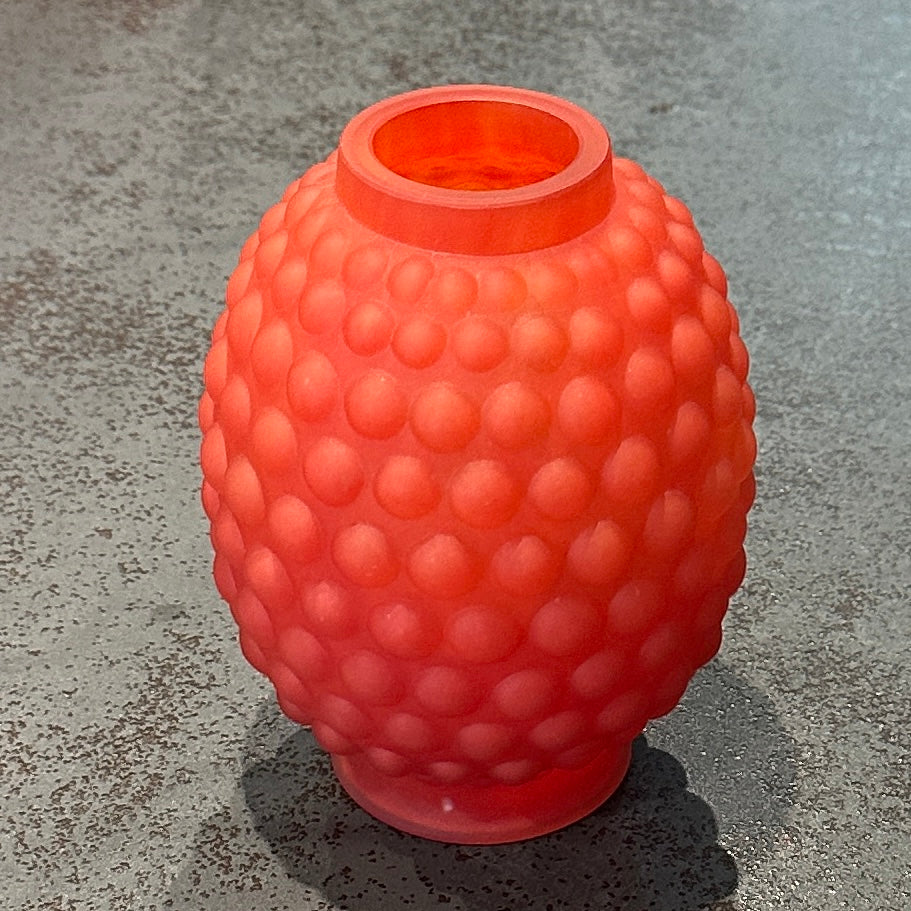 Petit vase boule Art Déco en verre teinté rouge - orangé – Décor en bas-relief
