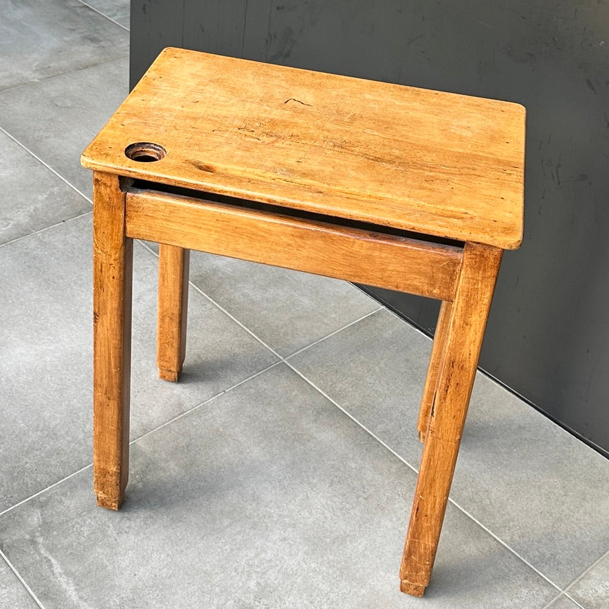 Bureau d’écolier en bois massif - Milieu XXème Siècle - Chaise Indépendante
