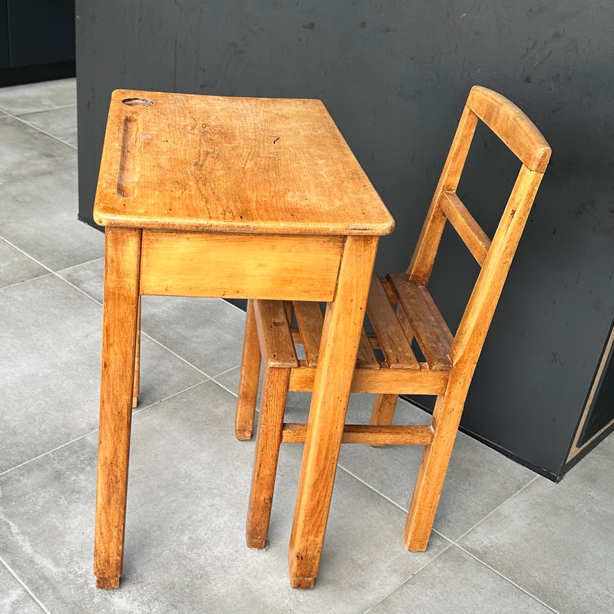 Bureau d’écolier en bois massif - Milieu XXème Siècle - Chaise Indépendante