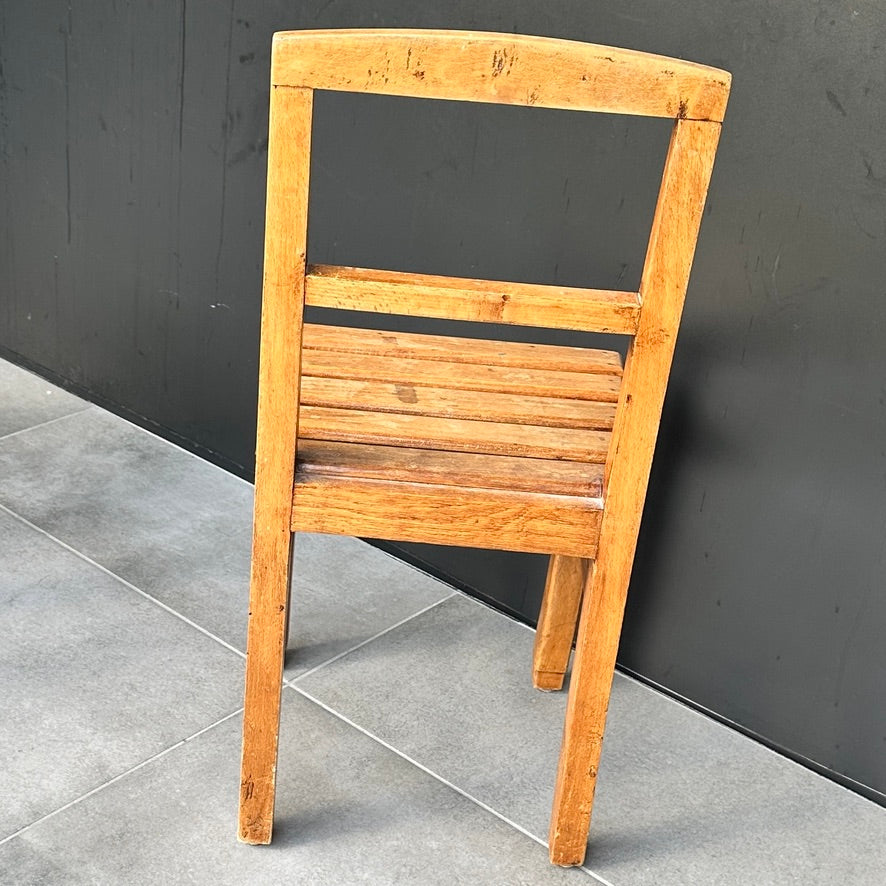 Bureau d’écolier en bois massif - Milieu XXème Siècle - Chaise Indépendante