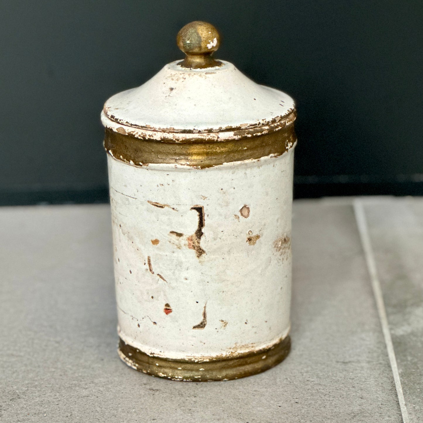 Pot à pharmacie en faïence avec couvercle décor blanc et doré - reliquat d'étiquette