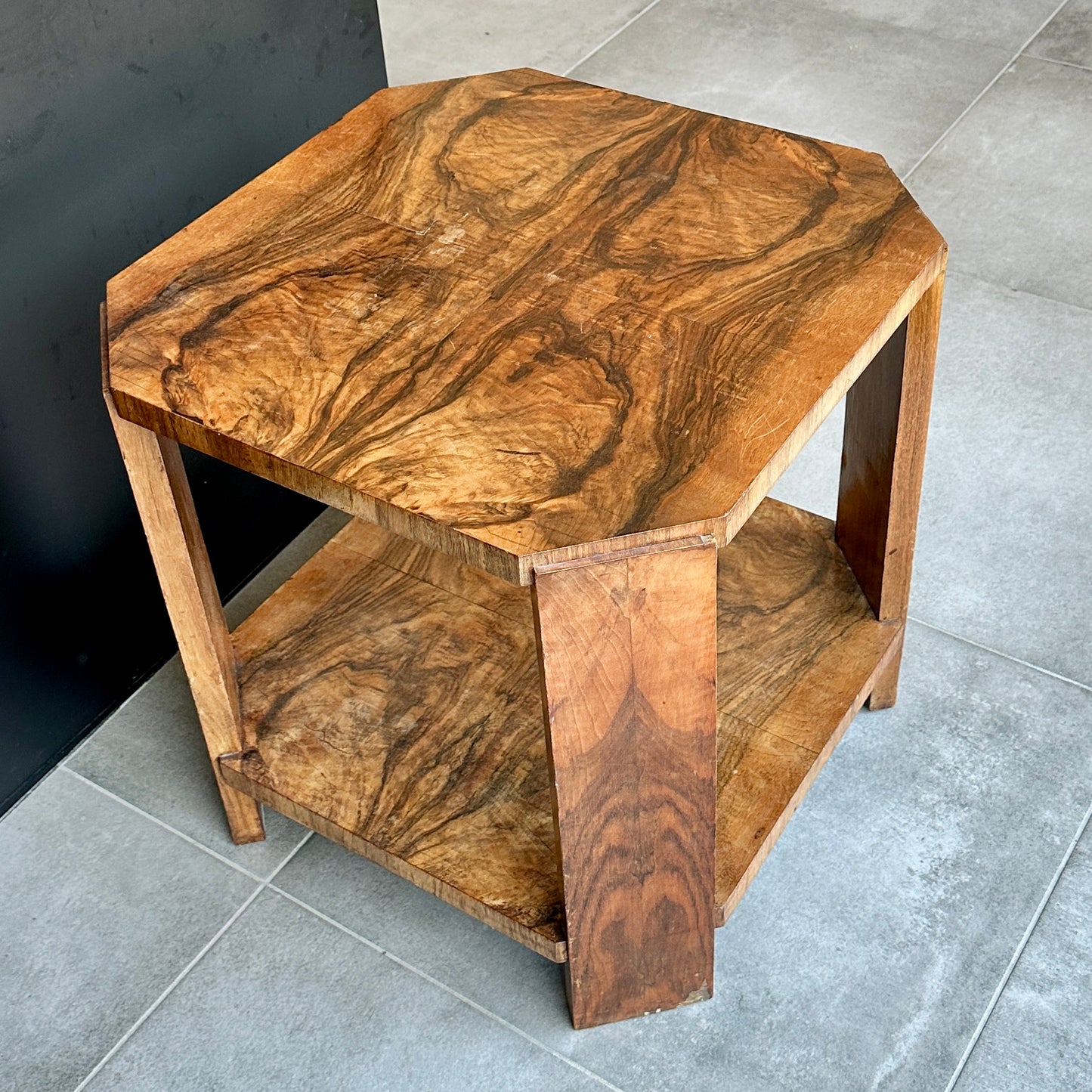 Table basse - bout de canapé en placage de loupe - plateaux octogonaux - Art Déco vers 1930.
