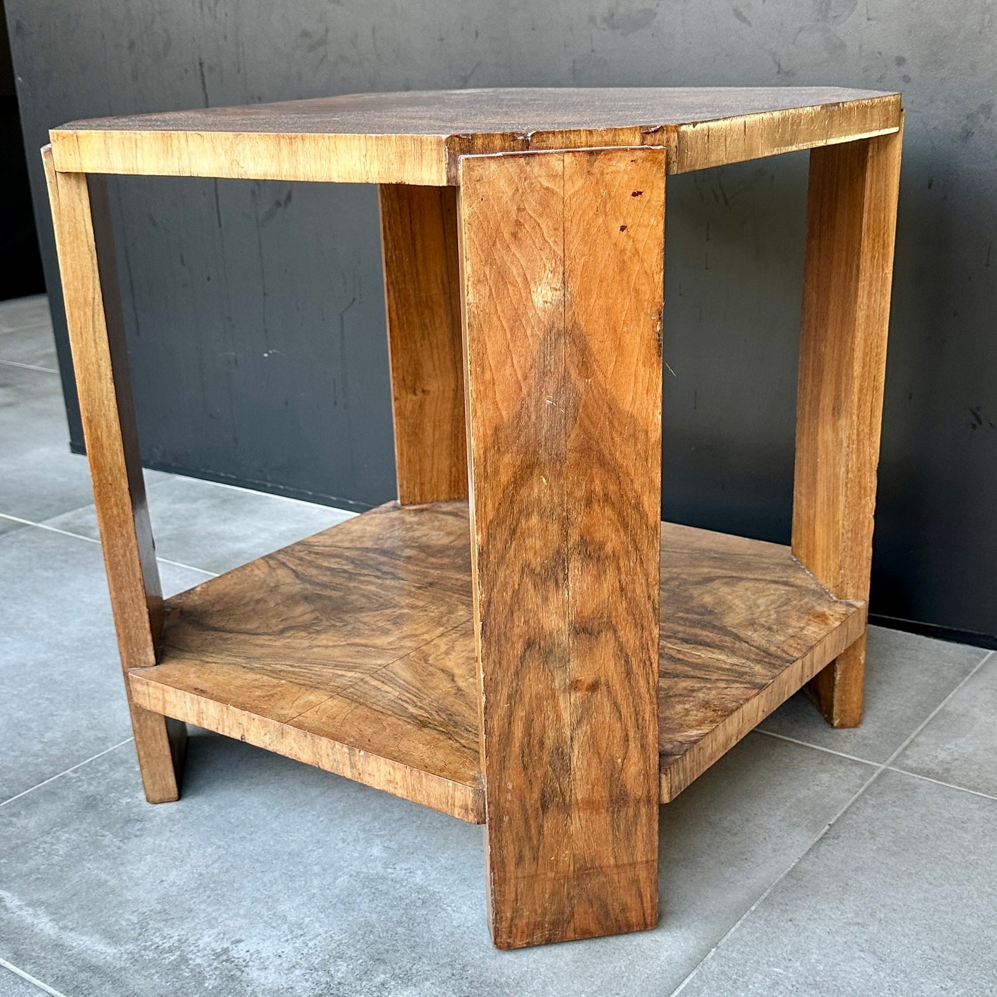 Table basse - bout de canapé en placage de loupe - plateaux octogonaux - Art Déco vers 1930.