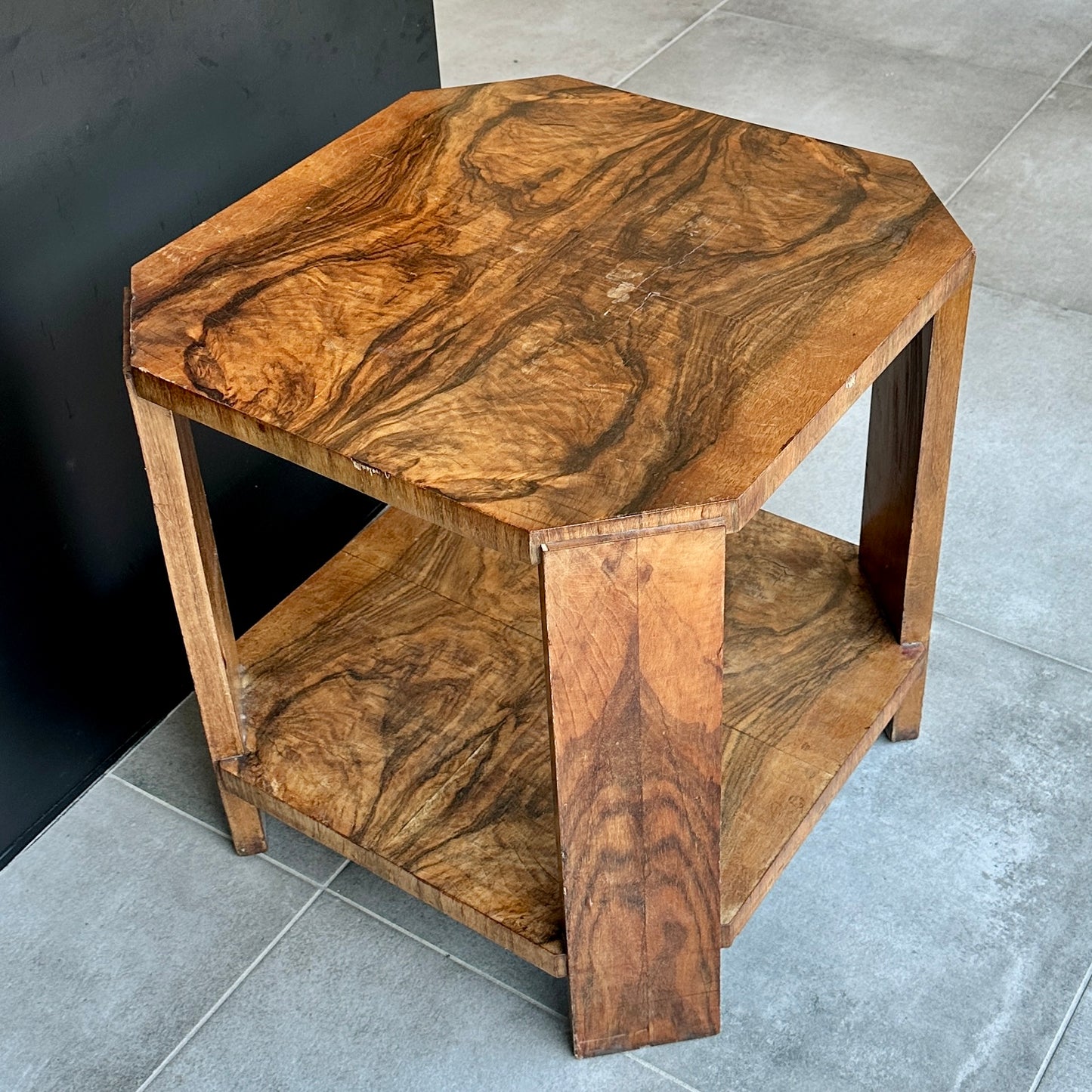 Table basse - bout de canapé en placage de loupe - plateaux octogonaux - Art Déco vers 1930.