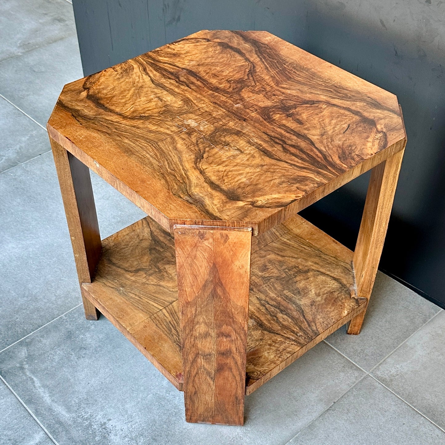Table basse - bout de canapé en placage de loupe - plateaux octogonaux - Art Déco vers 1930.