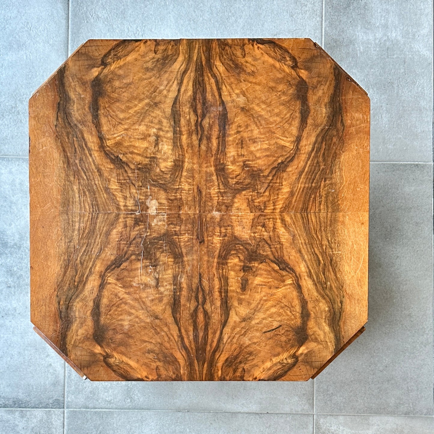 Table basse - bout de canapé en placage de loupe - plateaux octogonaux - Art Déco vers 1930.