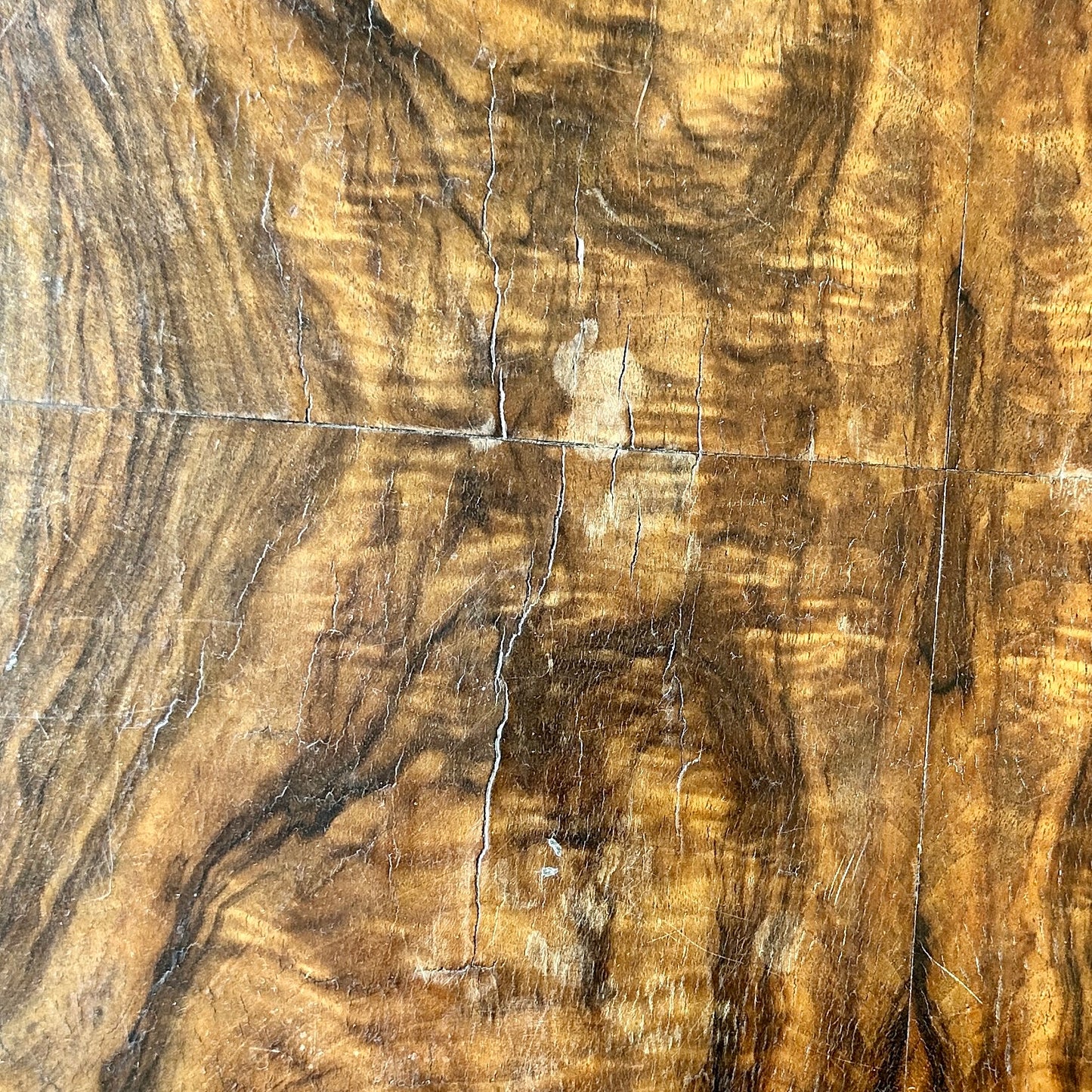 Table basse - bout de canapé en placage de loupe - plateaux octogonaux - Art Déco vers 1930.