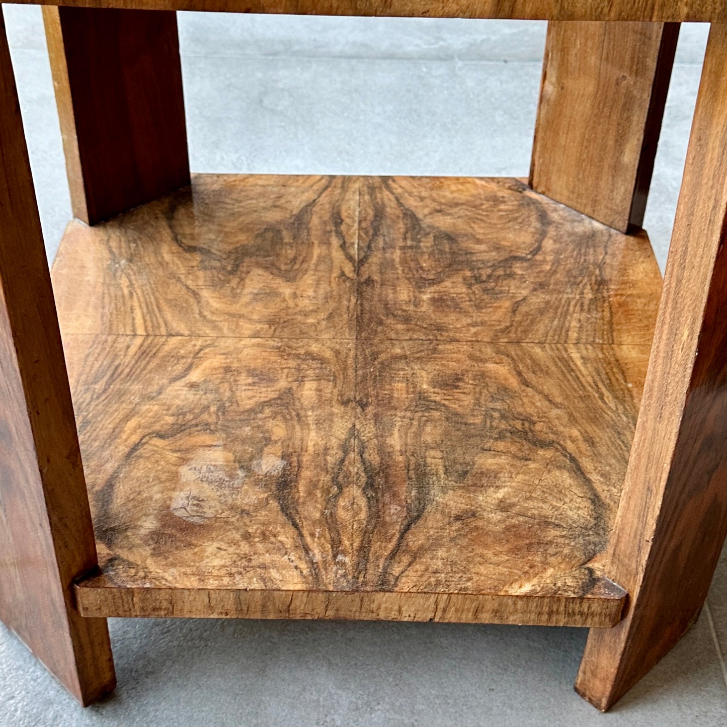 Table basse - bout de canapé en placage de loupe - plateaux octogonaux - Art Déco vers 1930.