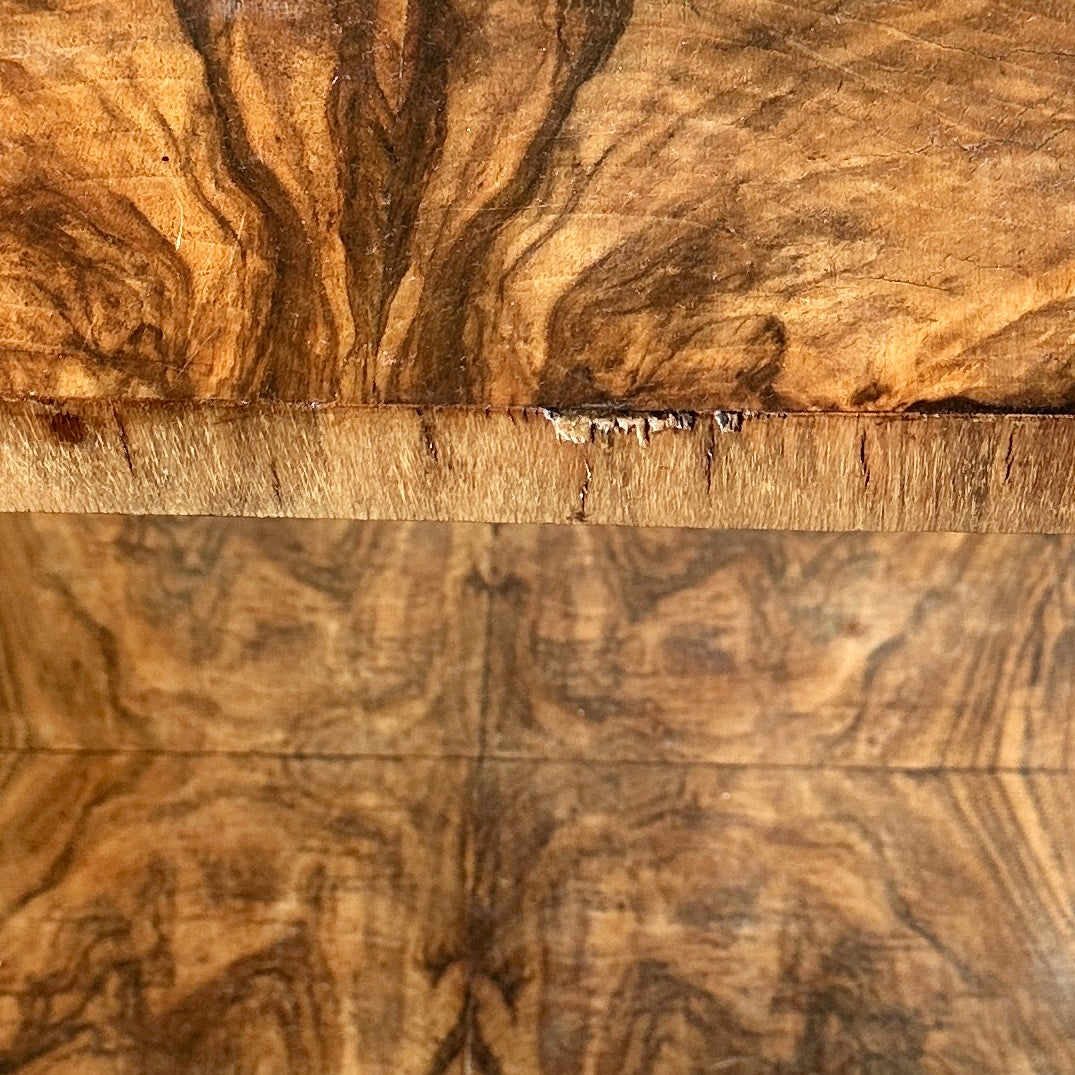Table basse - bout de canapé en placage de loupe - plateaux octogonaux - Art Déco vers 1930.