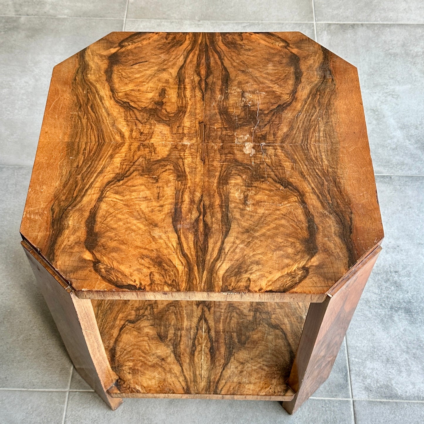 Table basse - bout de canapé en placage de loupe - plateaux octogonaux - Art Déco vers 1930.