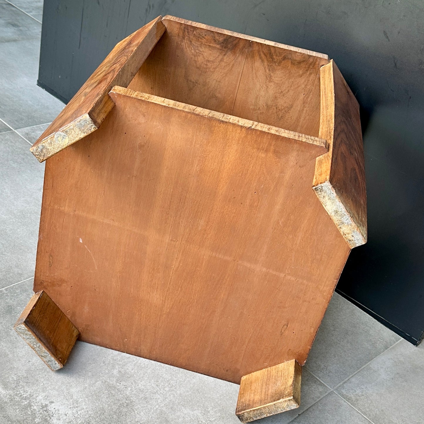 Table basse - bout de canapé en placage de loupe - plateaux octogonaux - Art Déco vers 1930.