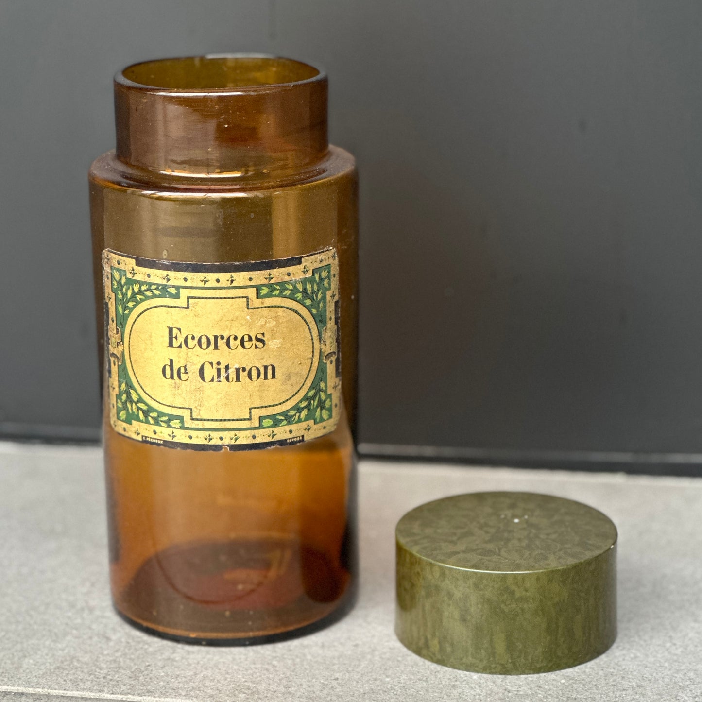 Pot à Pharmacie en Verre Ambré avec Bouchon en Bakélite Verte à Motifs - Etiquette "écorces de citron"