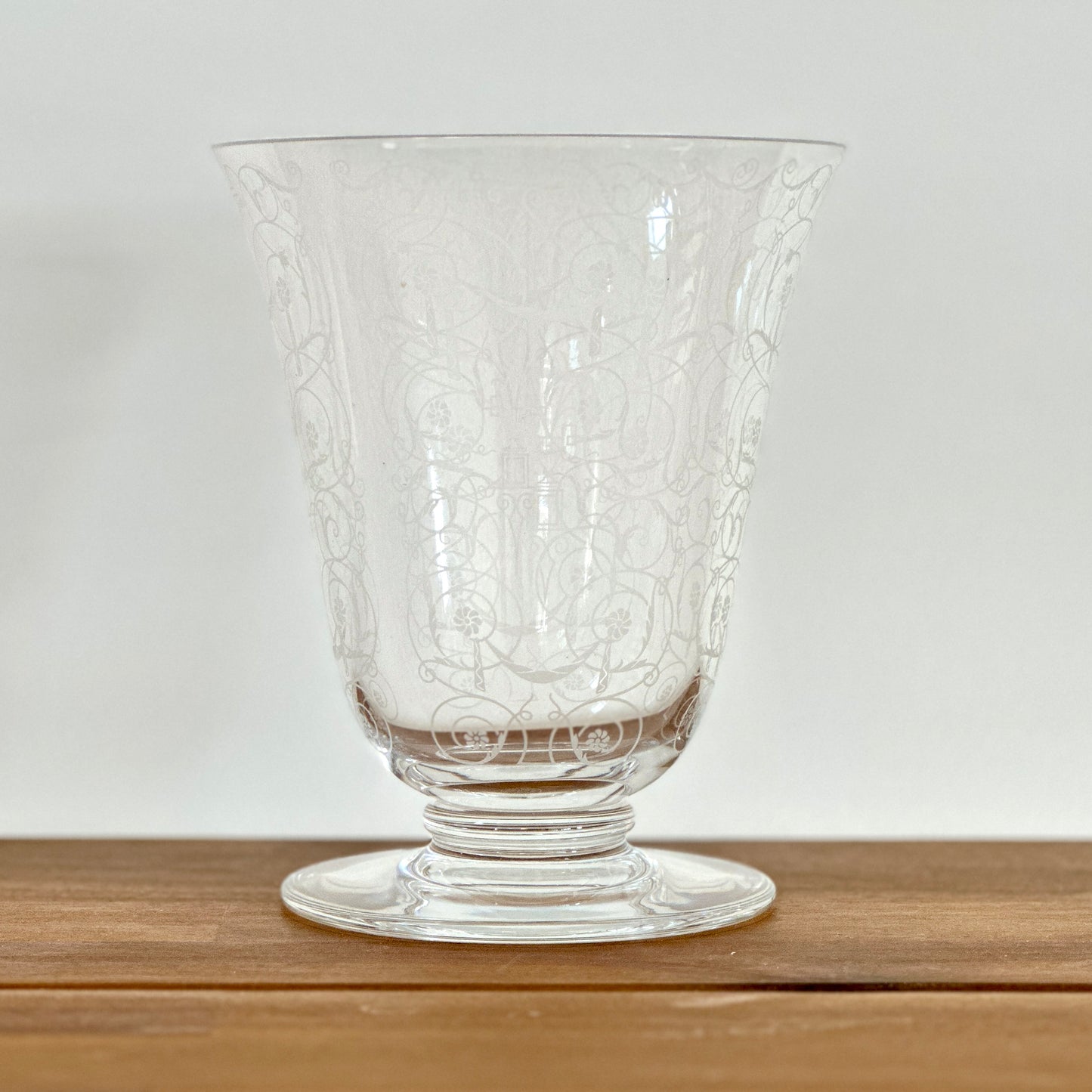 Vase tulipe en cristal de BACCARAT à décor gravé d'arabesques - Signé