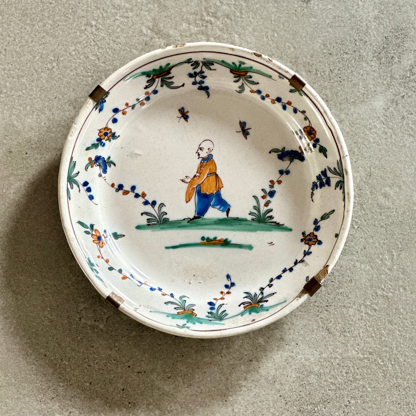 Assiette en faïence à décor polychrome - XVIII ème siècle