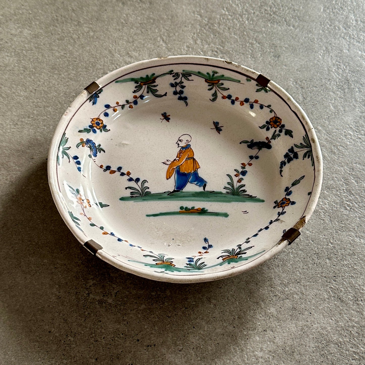 Assiette en faïence à décor polychrome - XVIII ème siècle