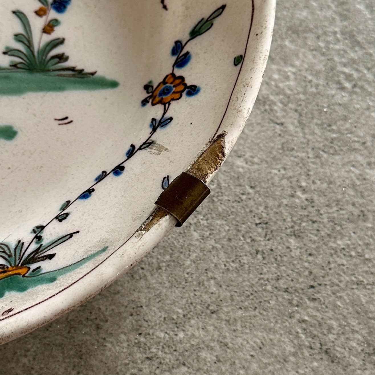 Assiette en faïence à décor polychrome - XVIII ème siècle