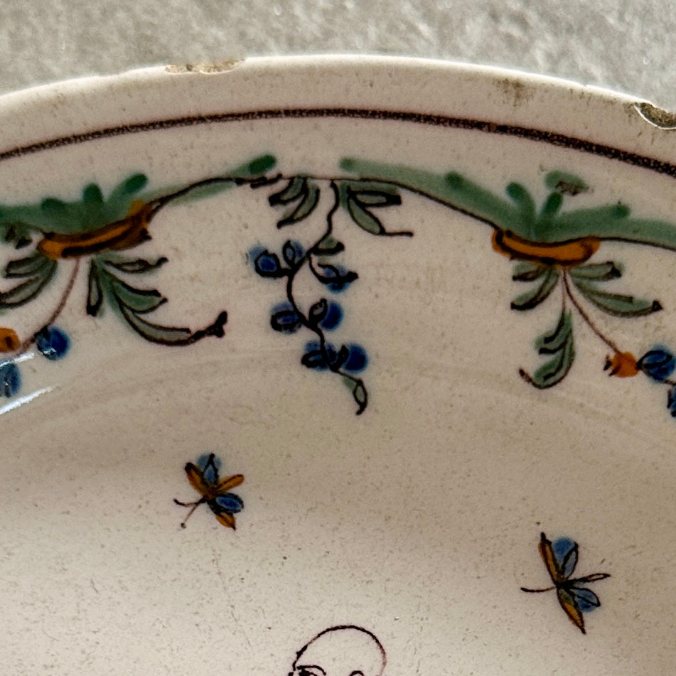 Assiette en faïence à décor polychrome - XVIII ème siècle