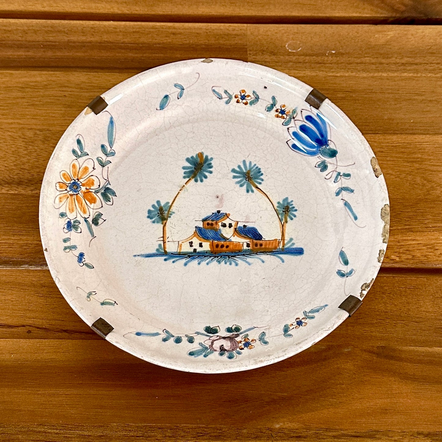 Assiette en faïence à décor polychrome - XVIII ème siècle