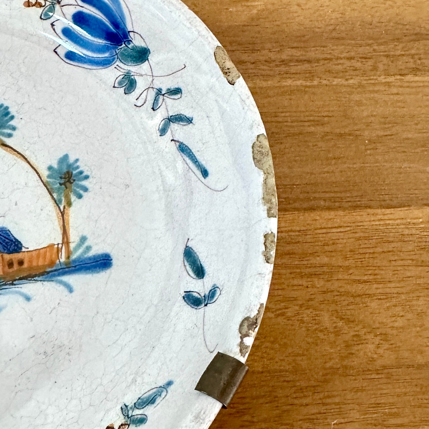 Assiette en faïence à décor polychrome - XVIII ème siècle