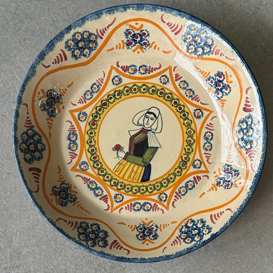 Assiette bretonne ancienne Henriot Quimper – Faïence décor bretonne femme en coiffe – Ø 24,5 cm