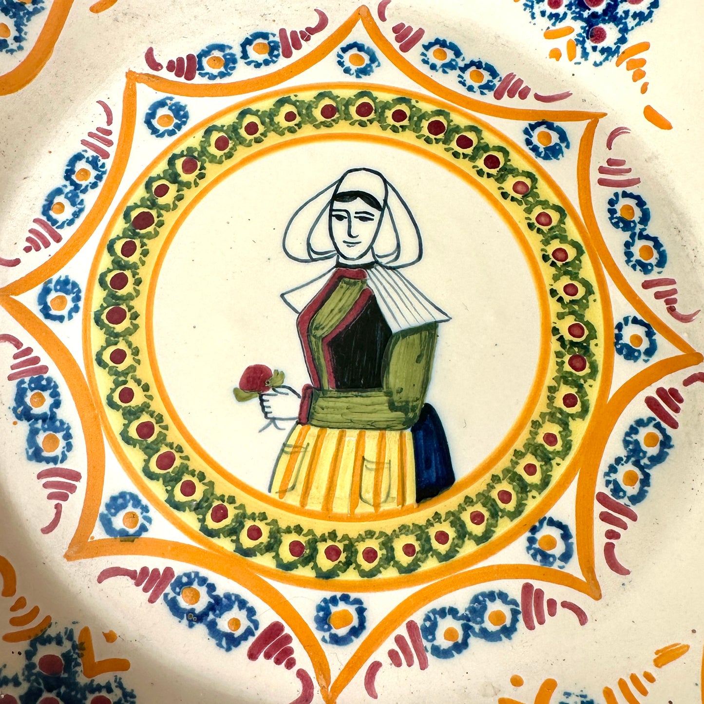 Assiette bretonne ancienne Henriot Quimper – Faïence décor bretonne femme en coiffe – Ø 24,5 cm