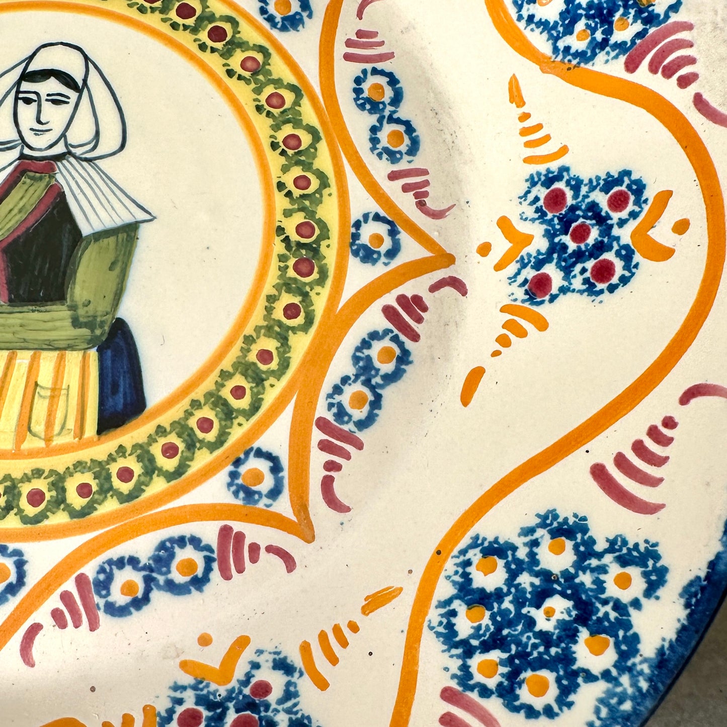Assiette bretonne ancienne Henriot Quimper – Faïence décor bretonne femme en coiffe – Ø 24,5 cm