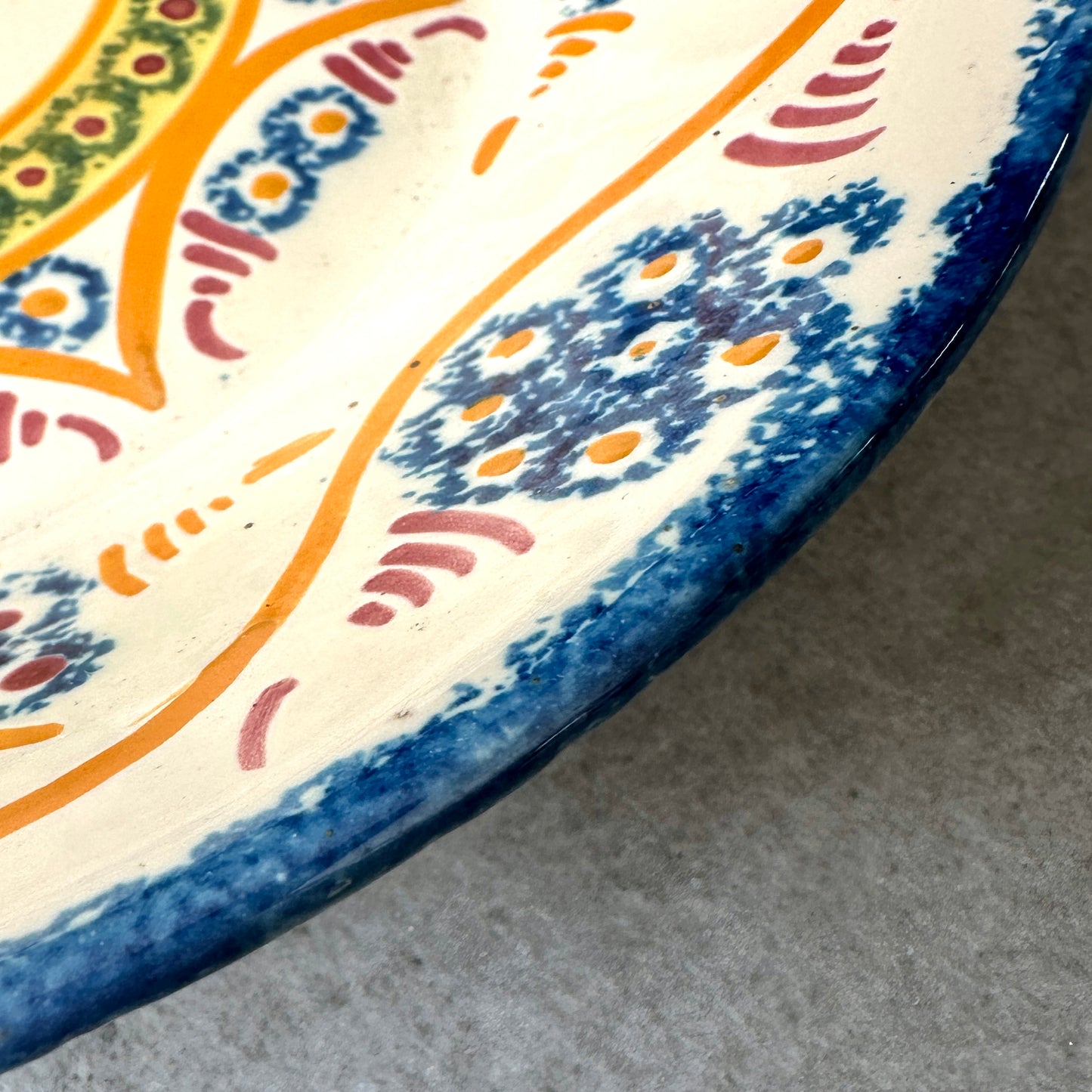 Assiette bretonne ancienne Henriot Quimper – Faïence décor bretonne femme en coiffe – Ø 24,5 cm