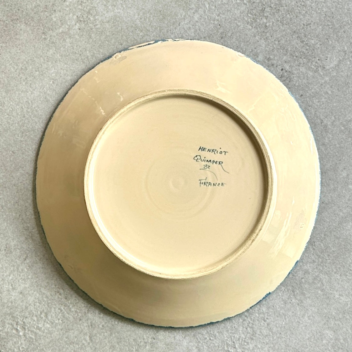Assiette bretonne ancienne Henriot Quimper – Faïence décor bretonne femme en coiffe – Ø 24,5 cm