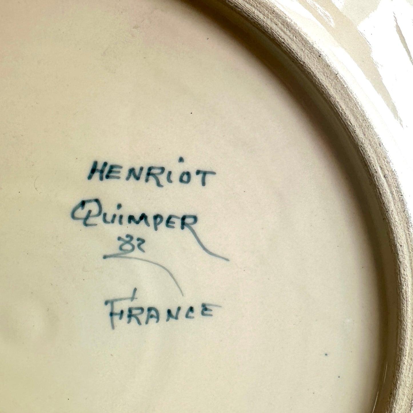 Assiette bretonne ancienne Henriot Quimper – Faïence décor bretonne femme en coiffe – Ø 24,5 cm