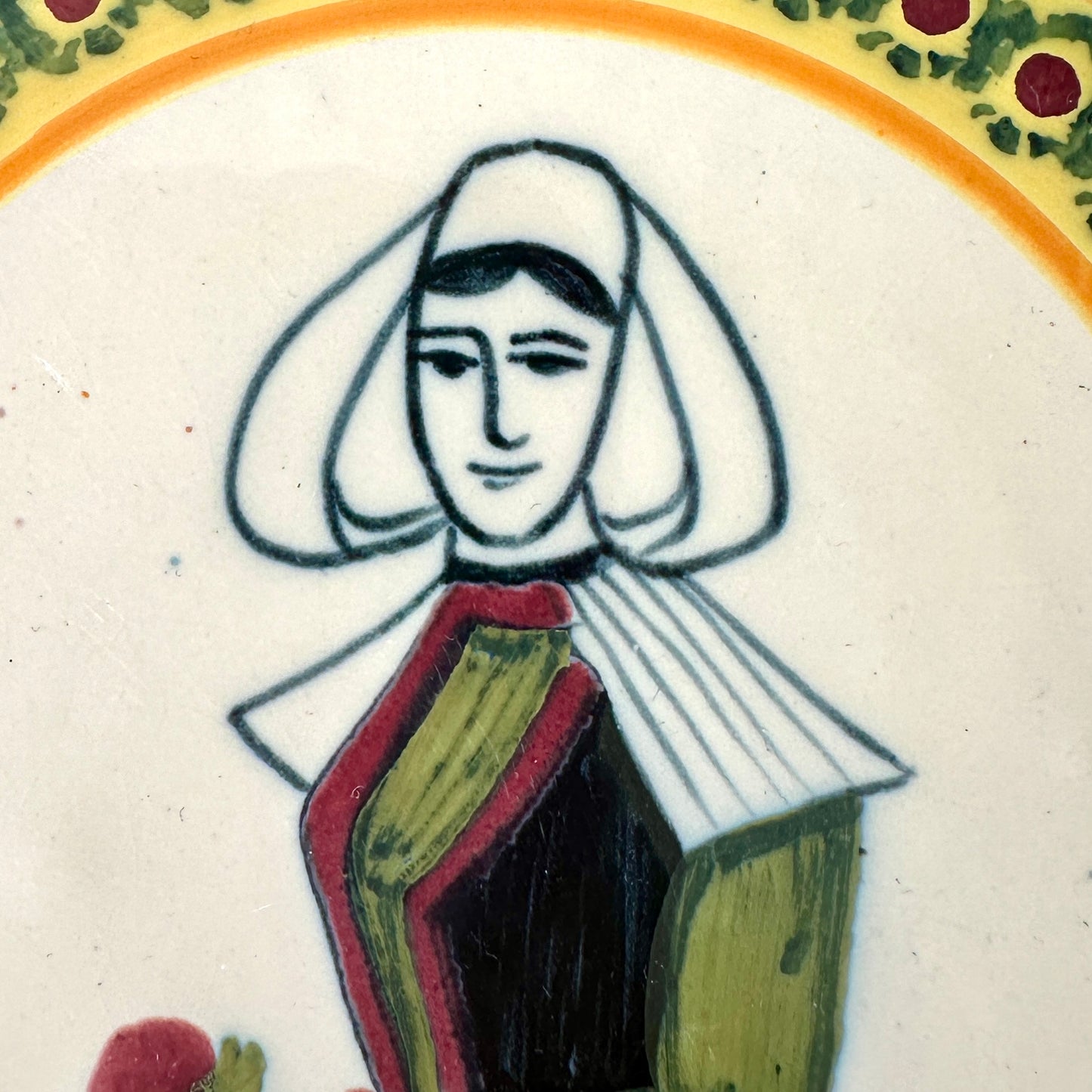 Assiette bretonne ancienne Henriot Quimper – Faïence décor bretonne femme en coiffe – Ø 24,5 cm