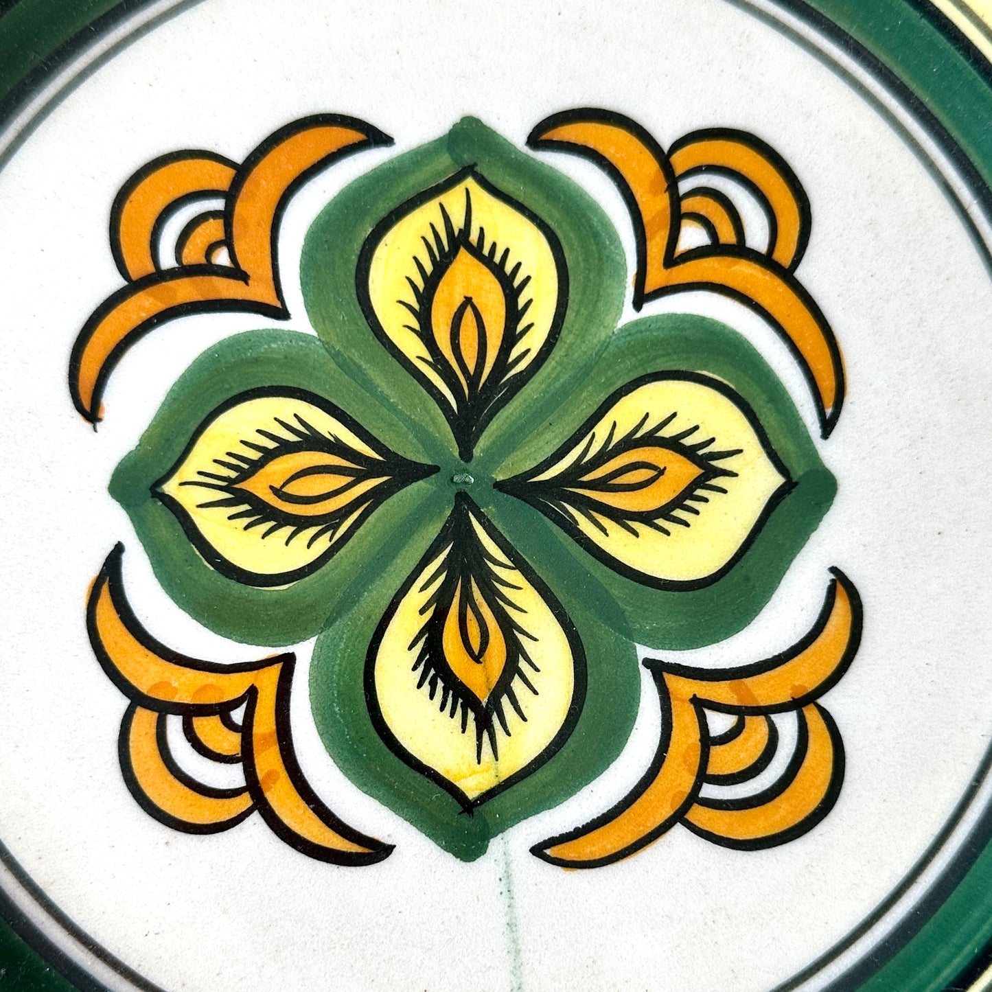 Assiette faïence bretonne Henriot Quimper – motif géométrique vert-jaune-orange - Ø 24 cm