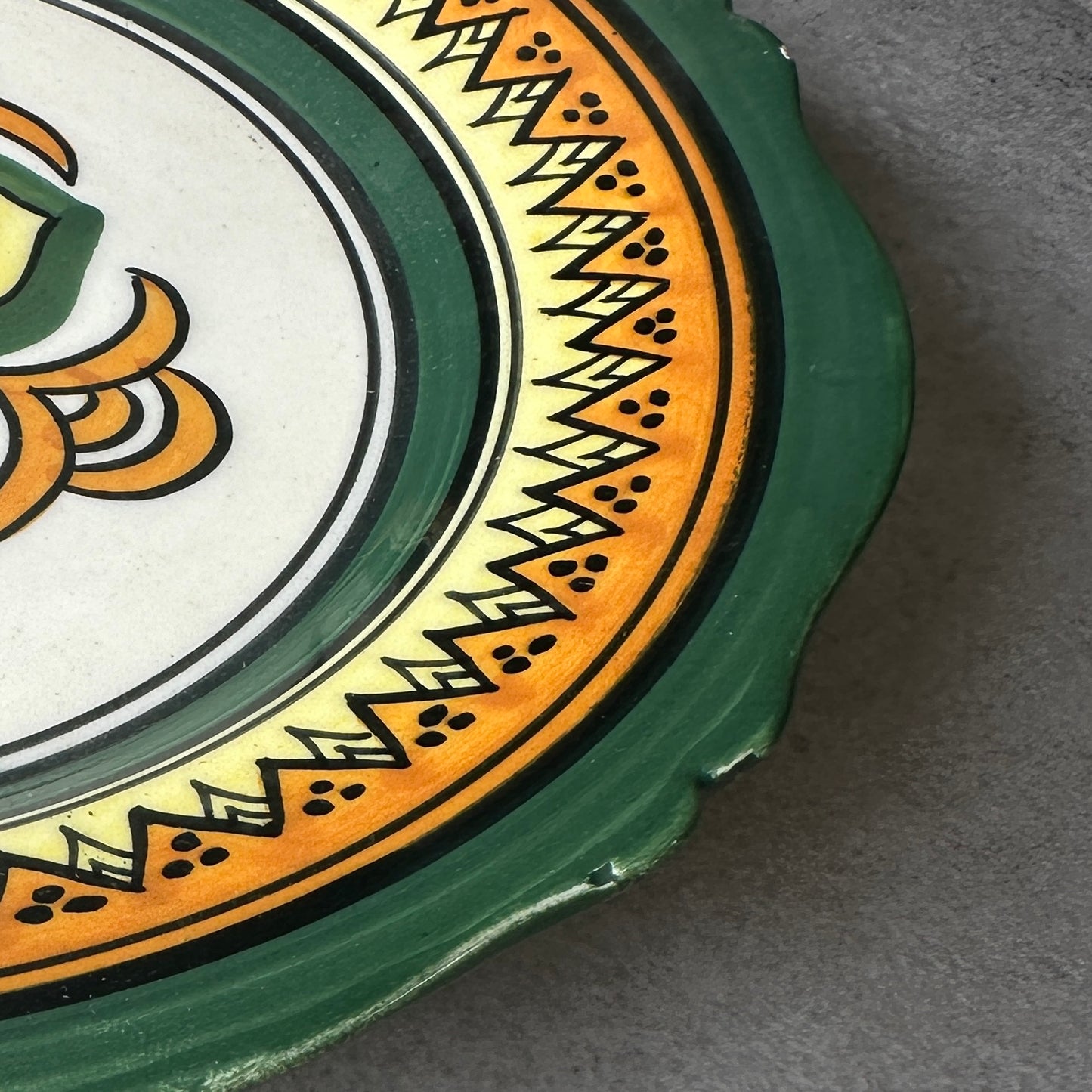 Assiette faïence bretonne Henriot Quimper – motif géométrique vert-jaune-orange - Ø 24 cm