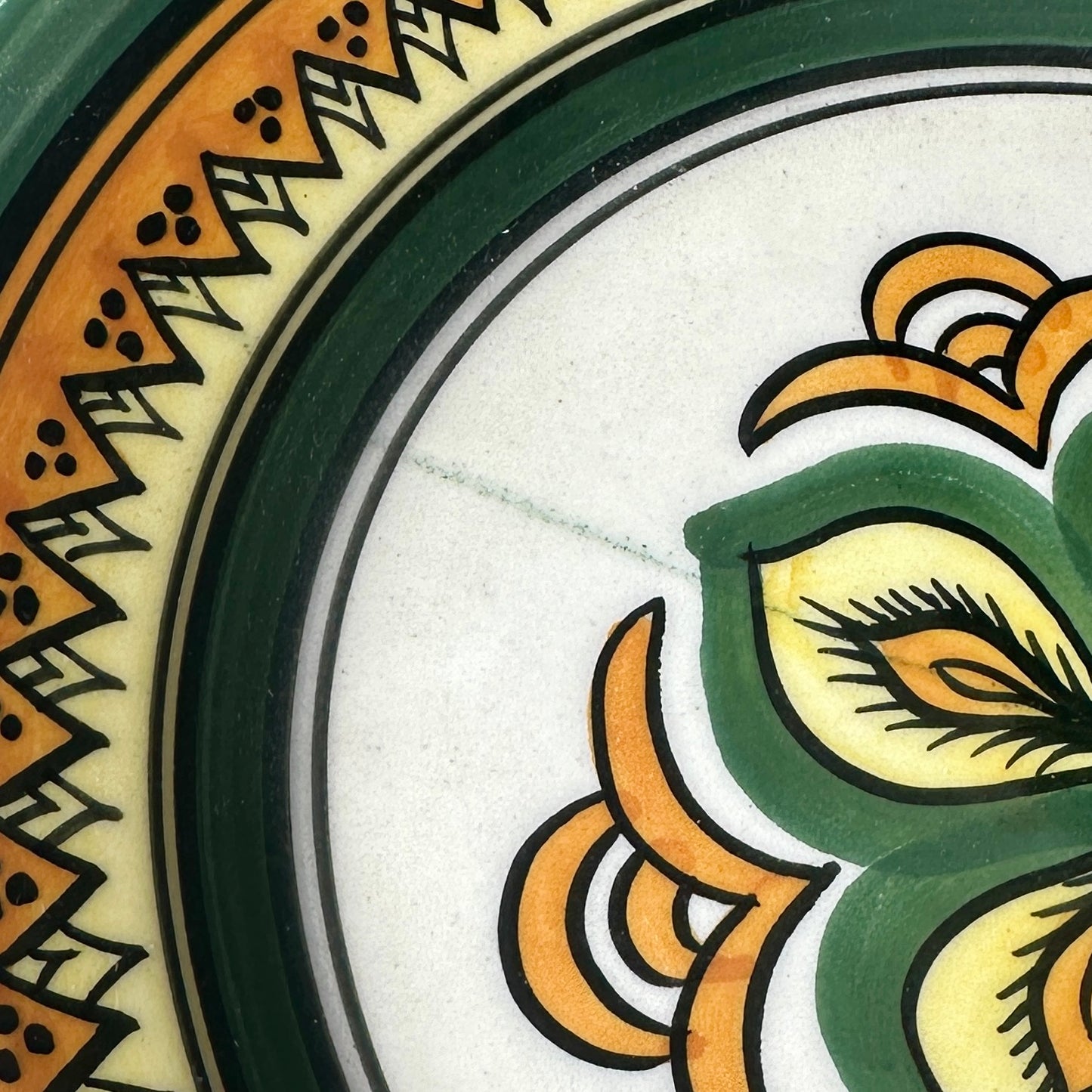 Assiette faïence bretonne Henriot Quimper – motif géométrique vert-jaune-orange - Ø 24 cm