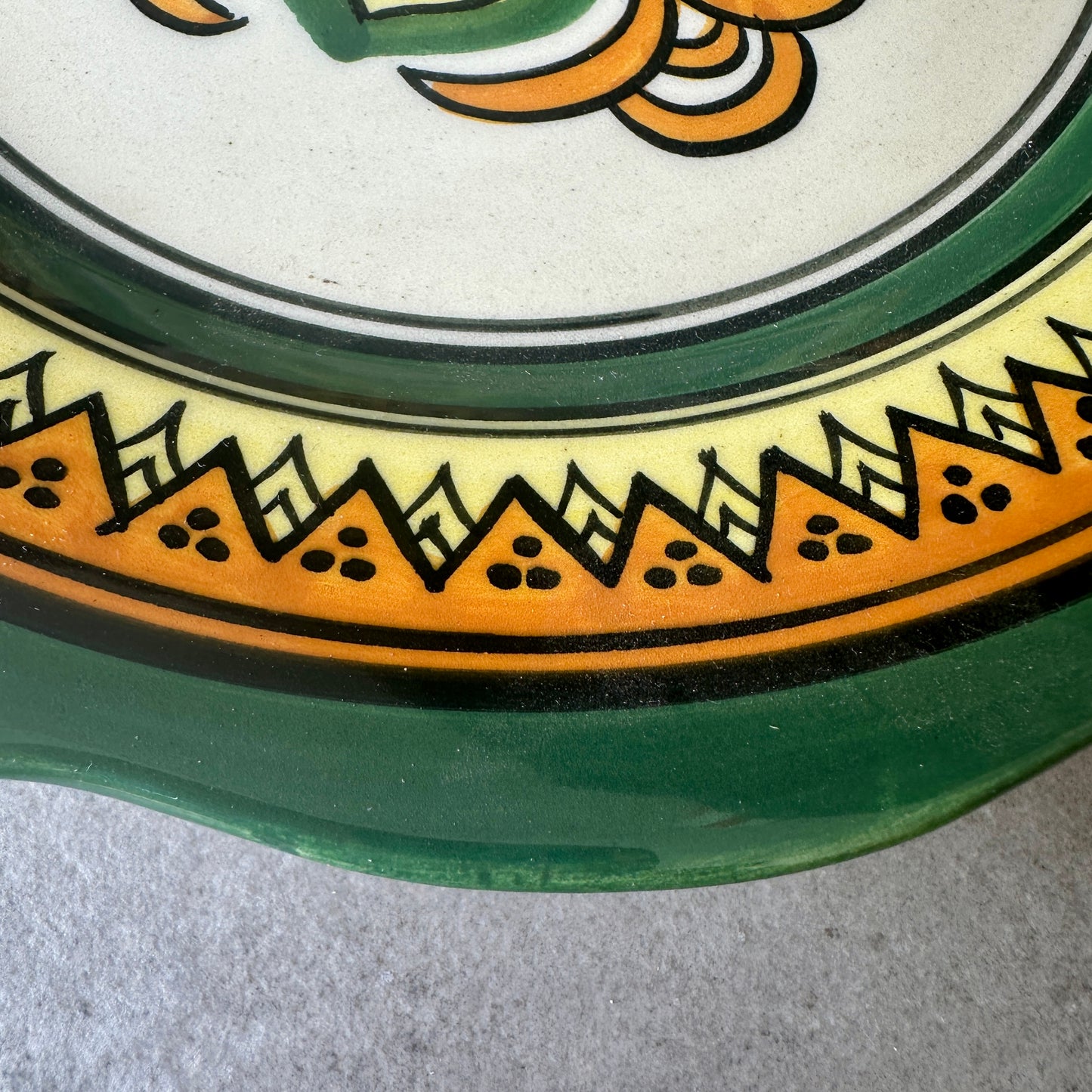 Assiette faïence bretonne Henriot Quimper – motif géométrique vert-jaune-orange - Ø 24 cm