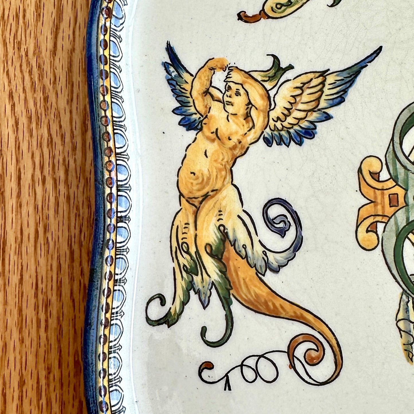 Plat ancien Gien - XIXe – Faïence Renaissance italienne – Décor grotesque et allégorique, 26,5 cm
