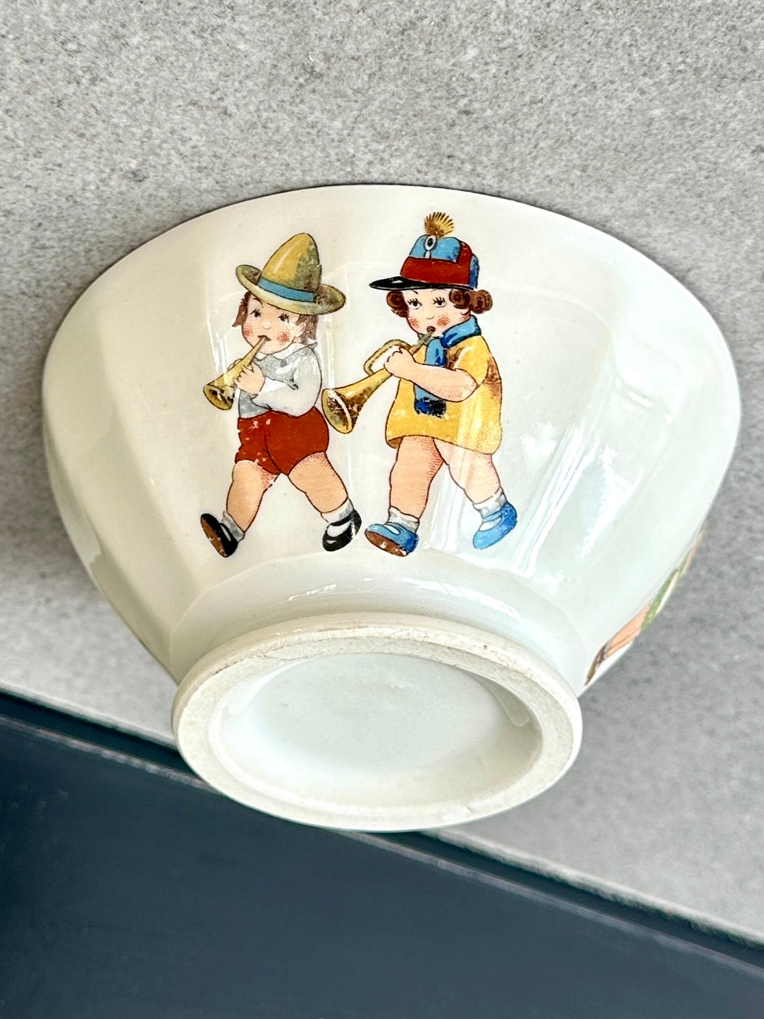 Bol ancien en faïence décor enfantin naïf – années 1930/1950 – décor musical