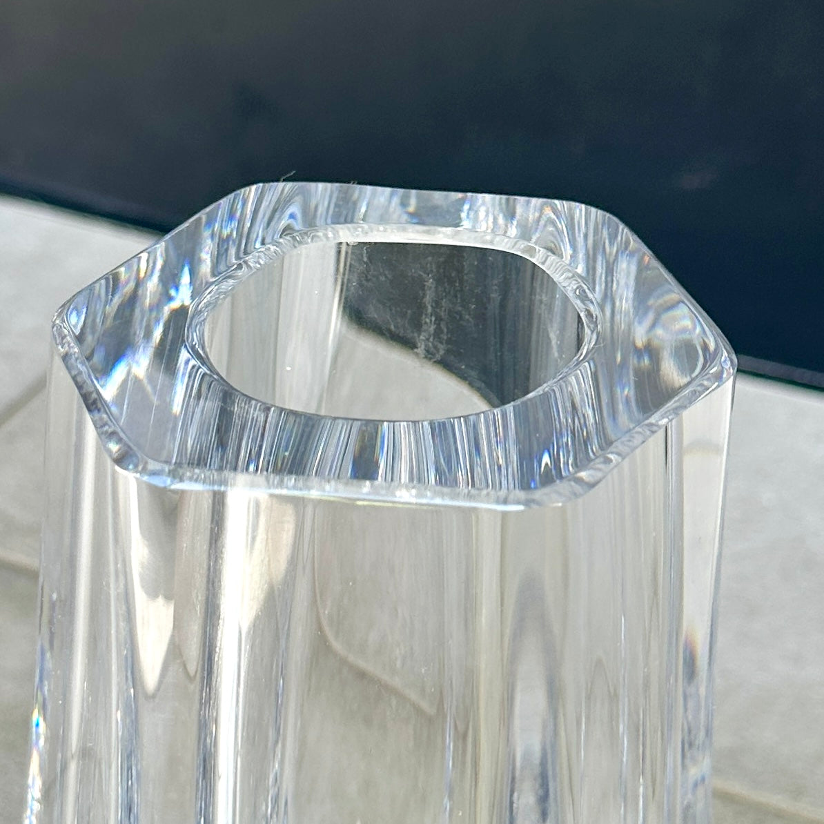 Vase en cristal hexagonal signé Daum France – 35 cm – Cristal clair Made in France