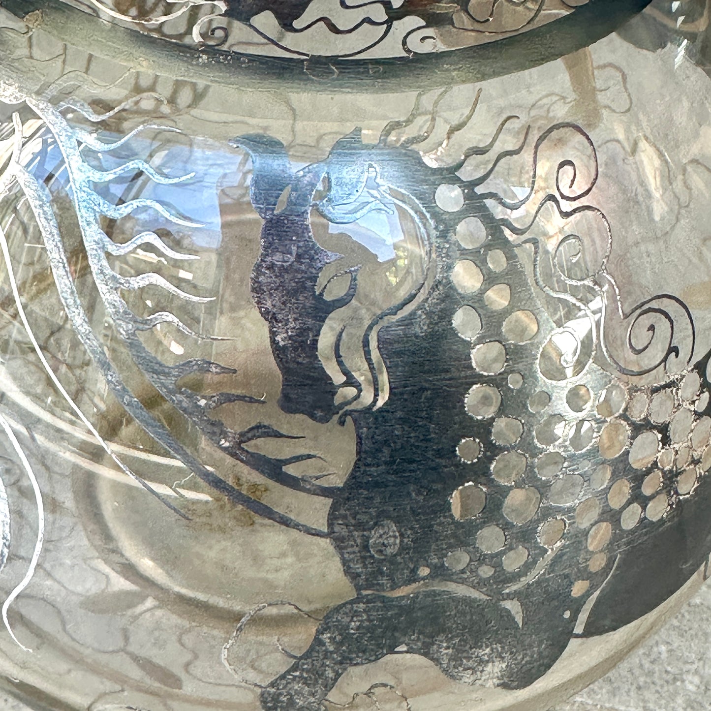 Vase Art Déco Saint Graal en Verre Soufflé & Argent Gravé – Motif Animalier Mythologique