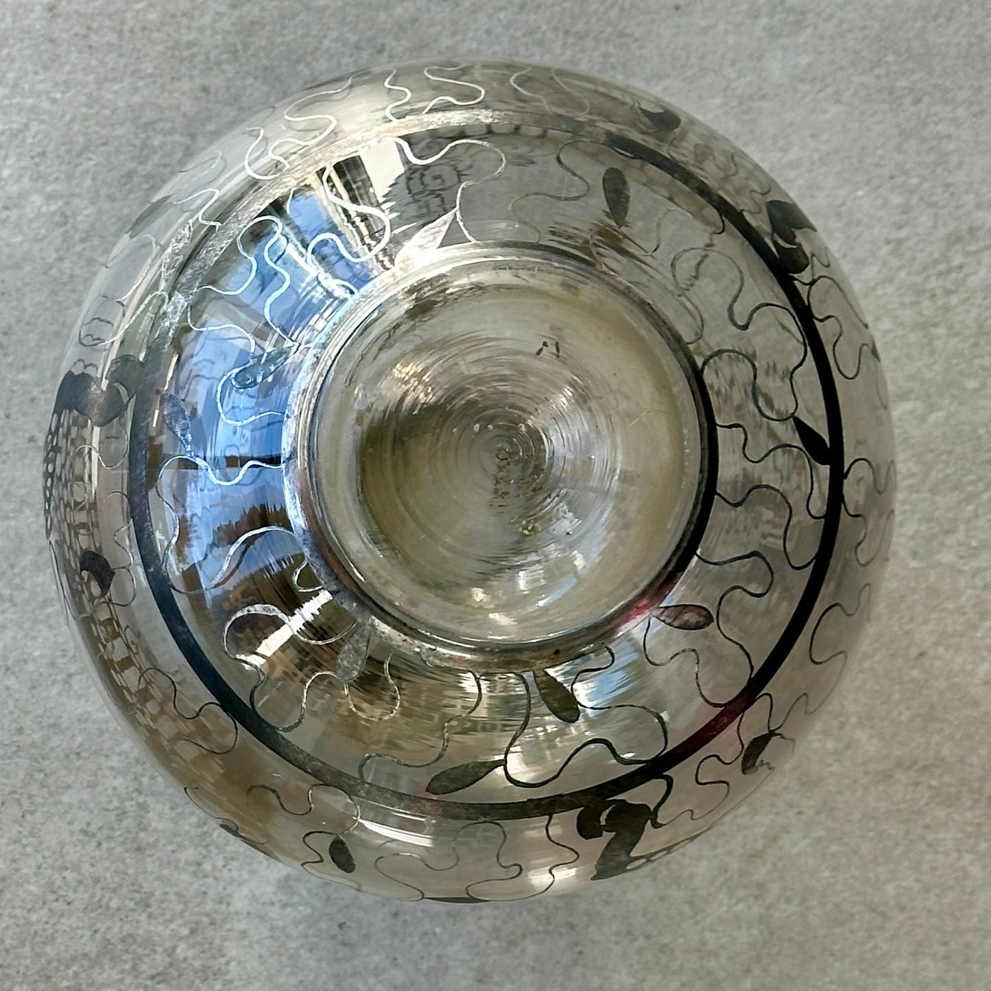 Vase Art Déco Saint Graal en Verre Soufflé & Argent Gravé – Motif Animalier Mythologique