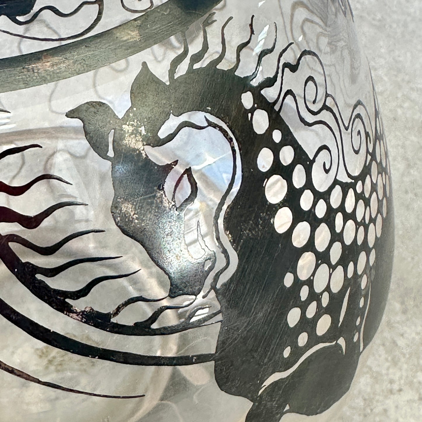 Vase Art Déco Saint Graal en Verre Soufflé & Argent Gravé – Motif Animalier Mythologique
