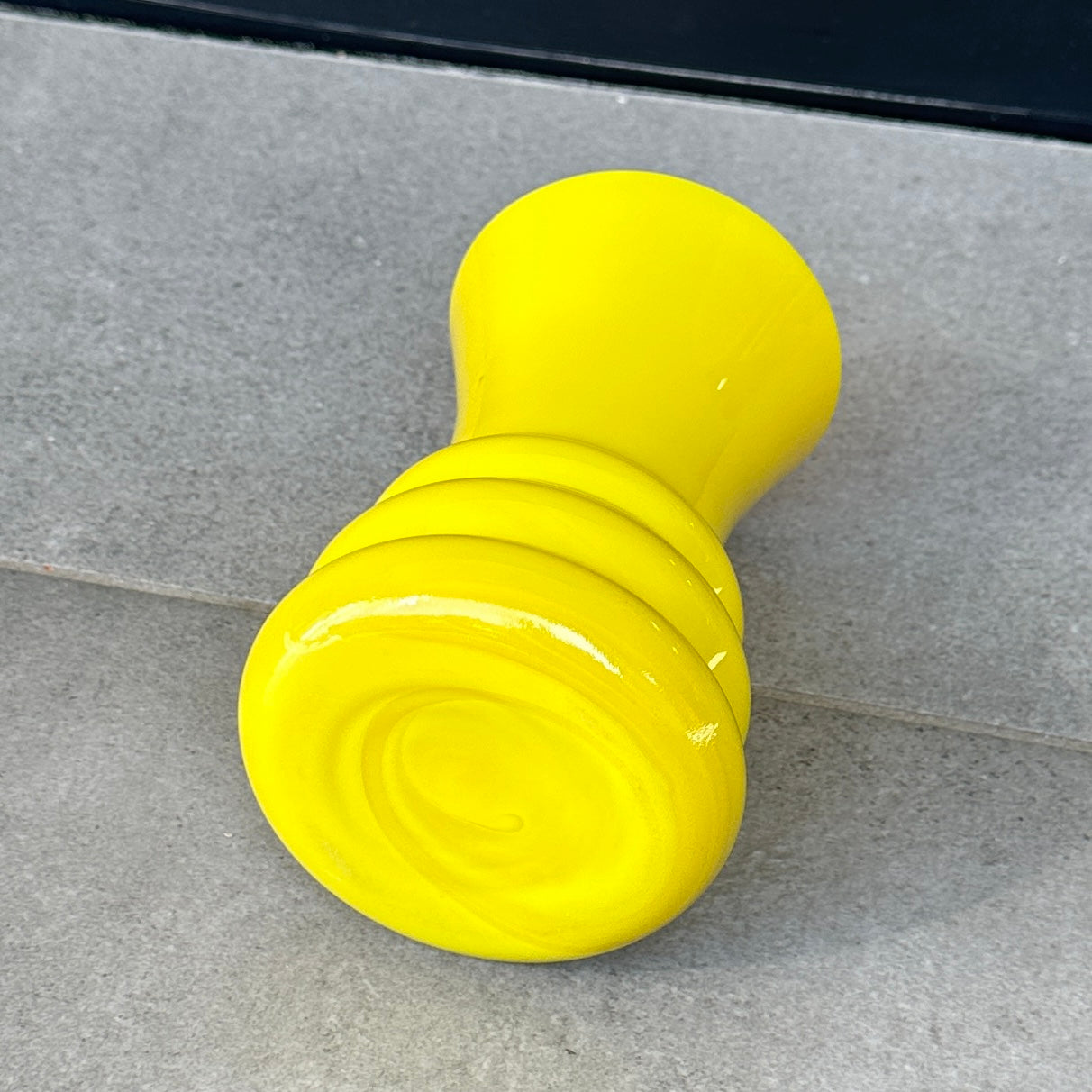 Vase Scandinave Vert Opalin Jaune Citron – Attribué à Erik Höglund – 17 cm