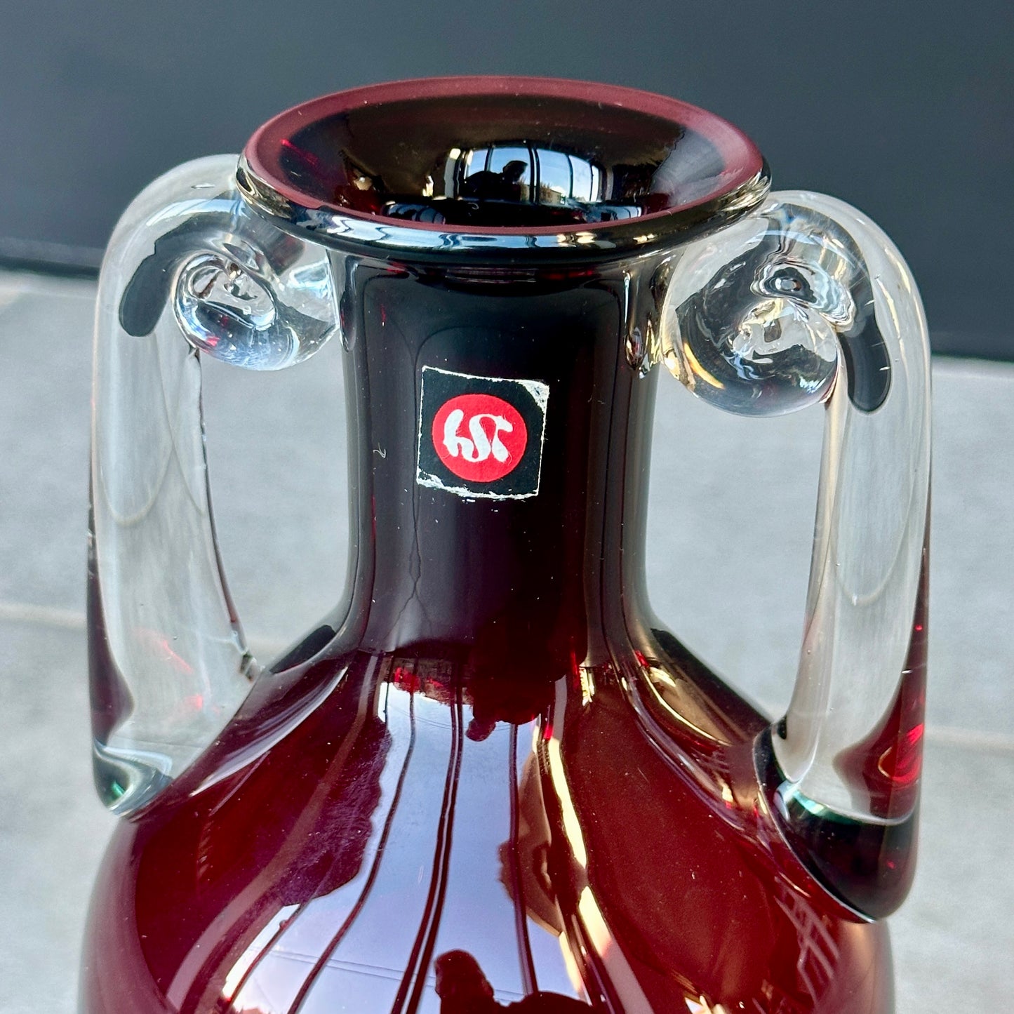 Vase HSK Tarnowiec – Amfora en verre rubis avec poignées transparentes – Art Konstglas vintage