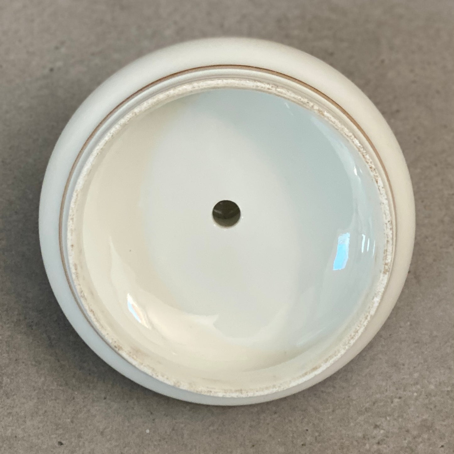 Pot à pharmacie en faïence avec couvercle à décor floral du XIXème siècle.