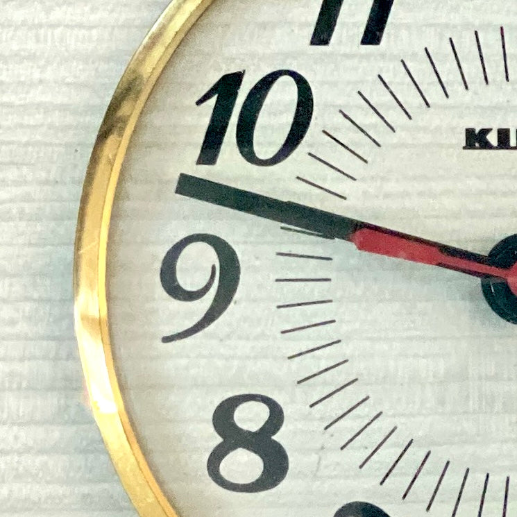 Horloge blanche vintage en formica - marque Kiplé - Années 60-70