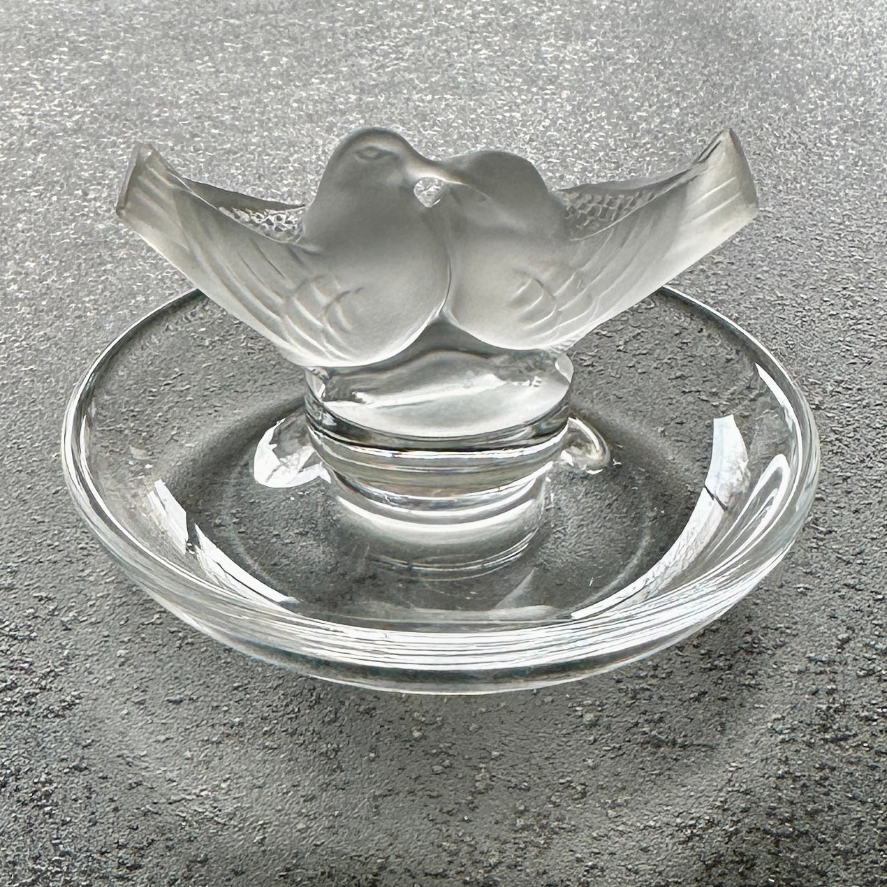 Baguier en cristal signé Lalique France - Modèle Couple de Colombes