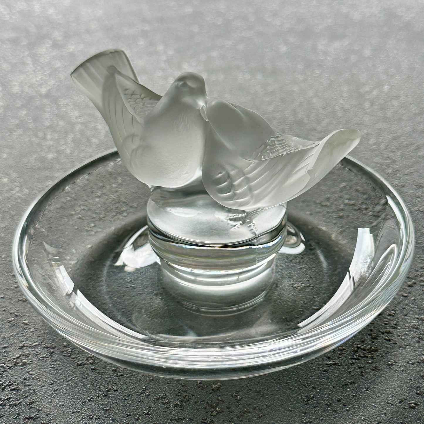 Baguier en cristal signé Lalique France - Modèle Couple de Colombes