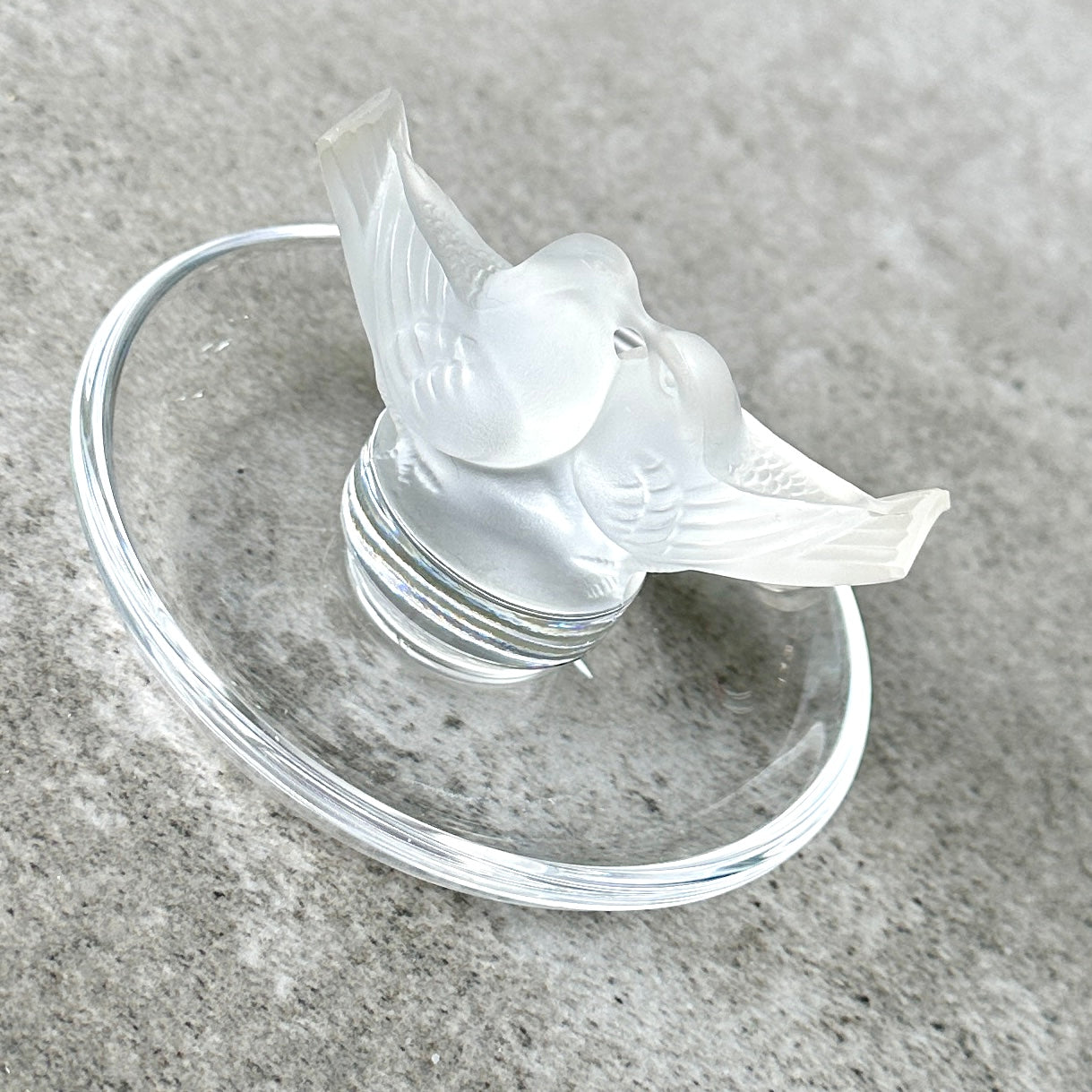 Baguier en cristal signé Lalique France - Modèle Couple de Colombes